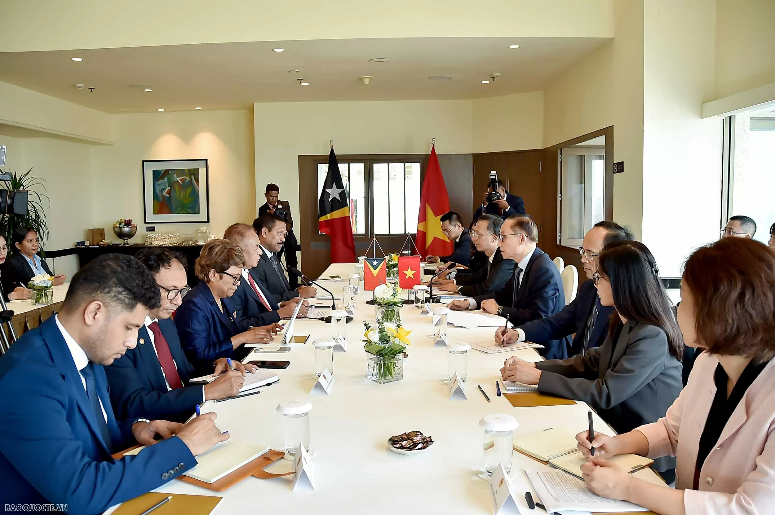 Acting FM Le Hoai Trung, Timor-Leste FM hold talks, share international integration experience