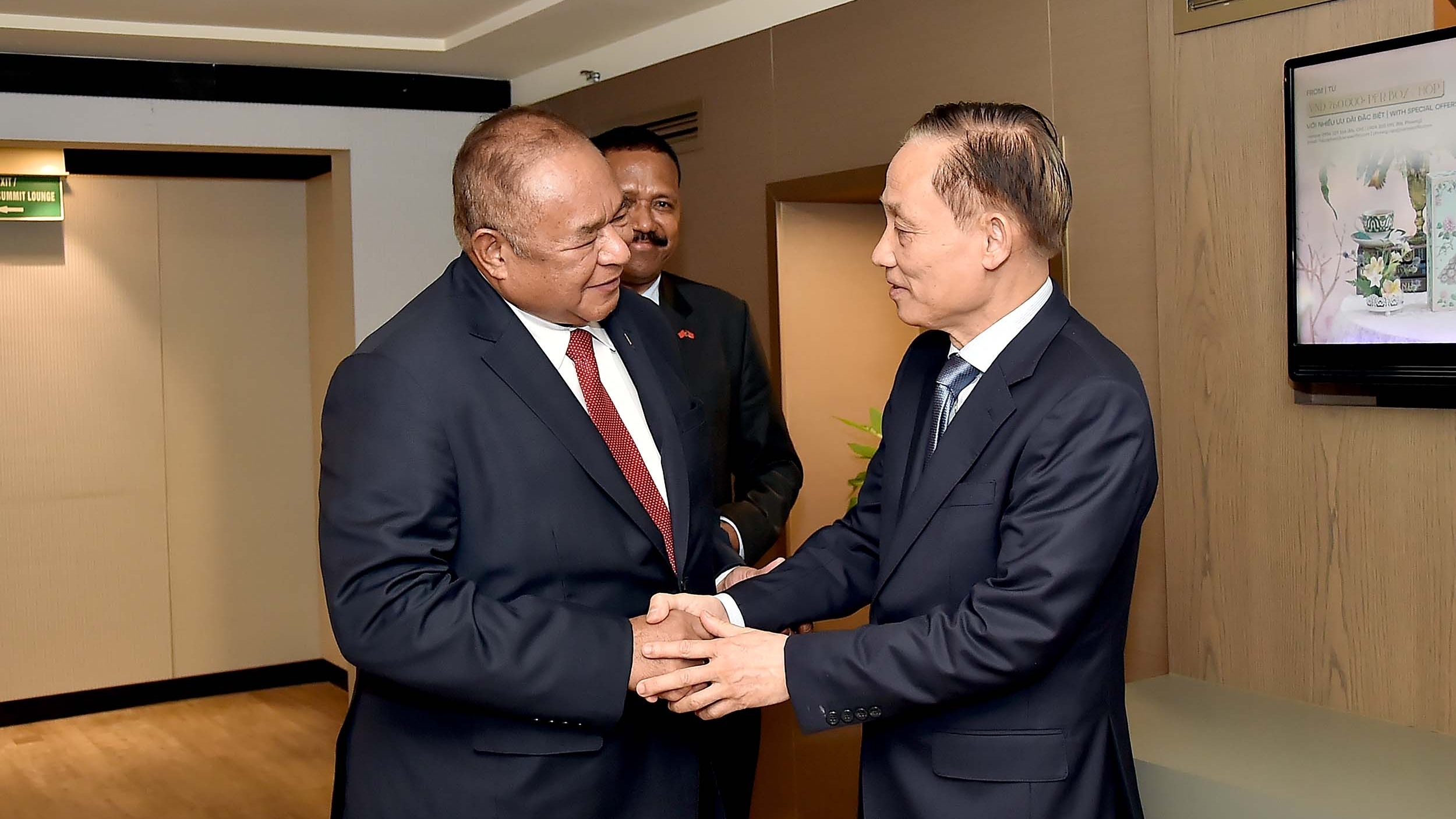 Acting FM Le Hoai Trung, Timor-Leste FM hold talks, share international integration experience