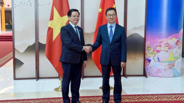 Deputy PM Mai Van Chinh meets Chinese Vice President, calls for high priority to railway cooperation