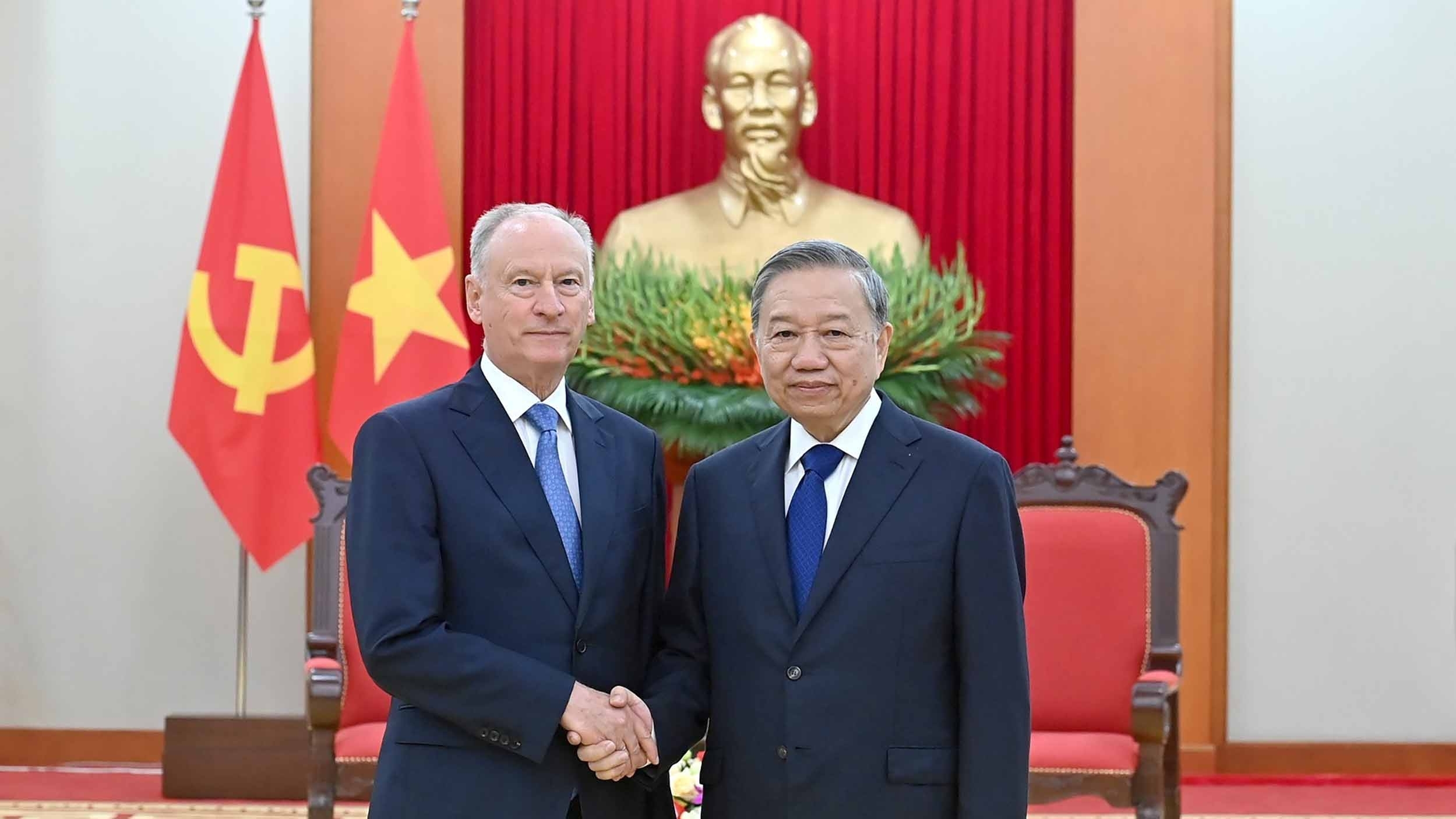 General Secretary To Lam receives Aide to the President of Russia and Chairman of the Maritime Board