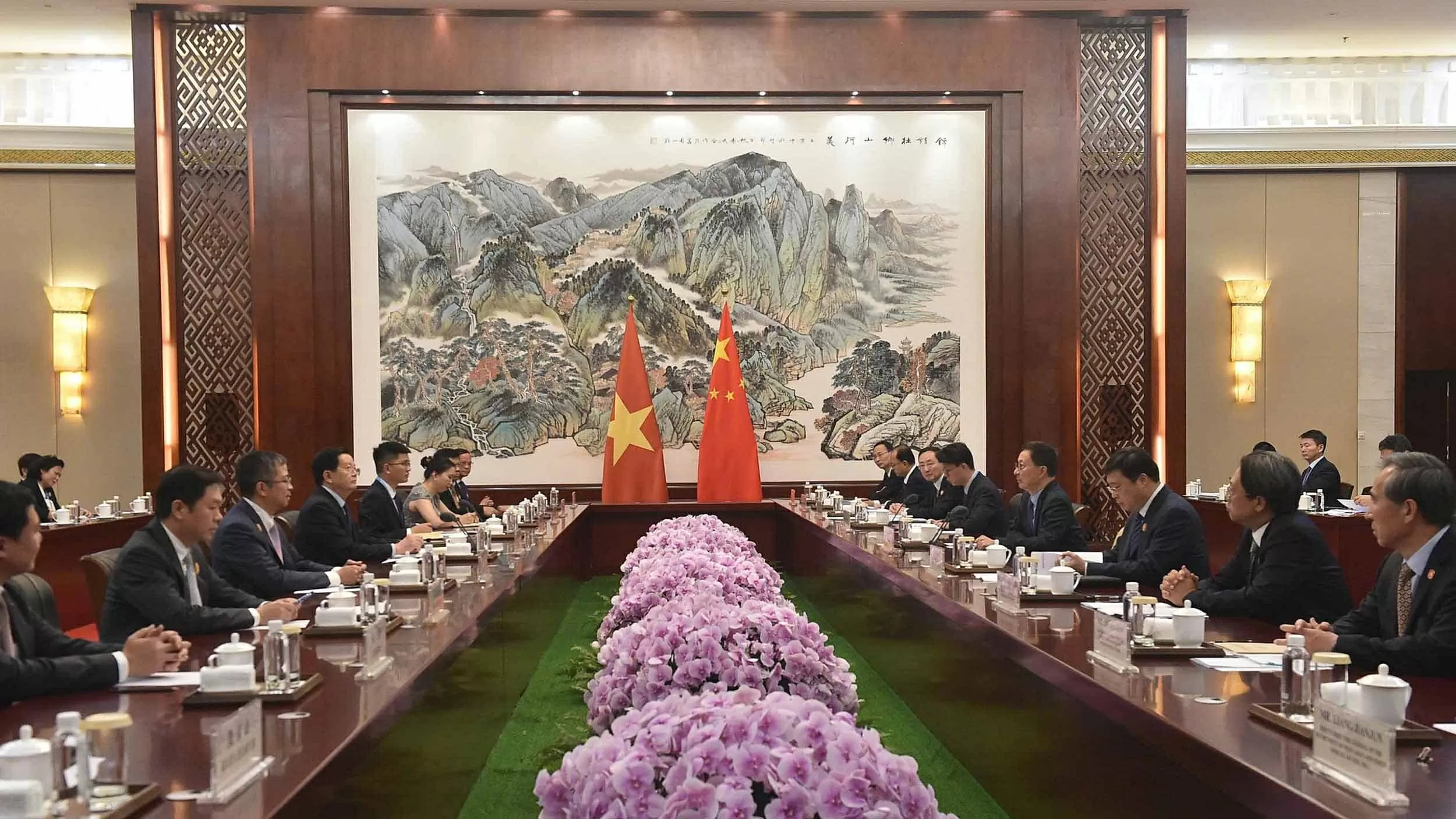 Deputy PM Mai Van Chinh meets Chinese Vice President, calls for high priority to railway cooperation