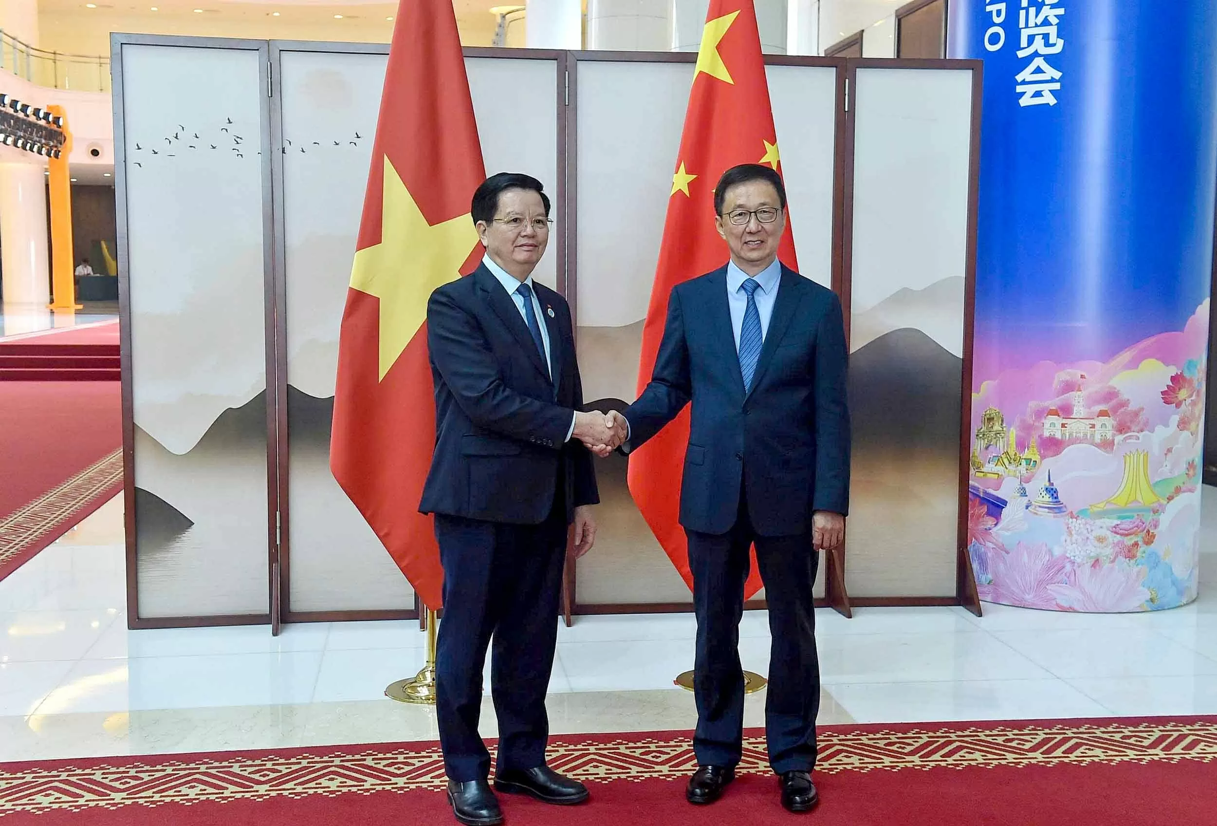Deputy PM Mai Van Chinh meets Chinese Vice President, calls for high priority to railway cooperation