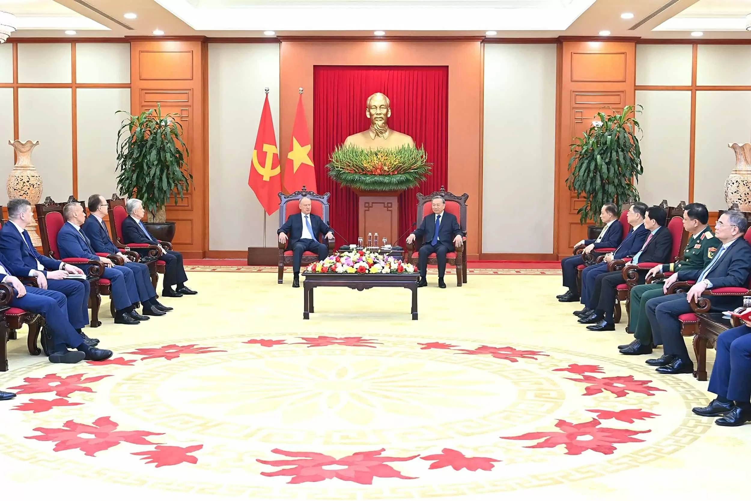 General Secretary To Lam receives Aide to the President of Russia and Chairman of the Maritime Board
