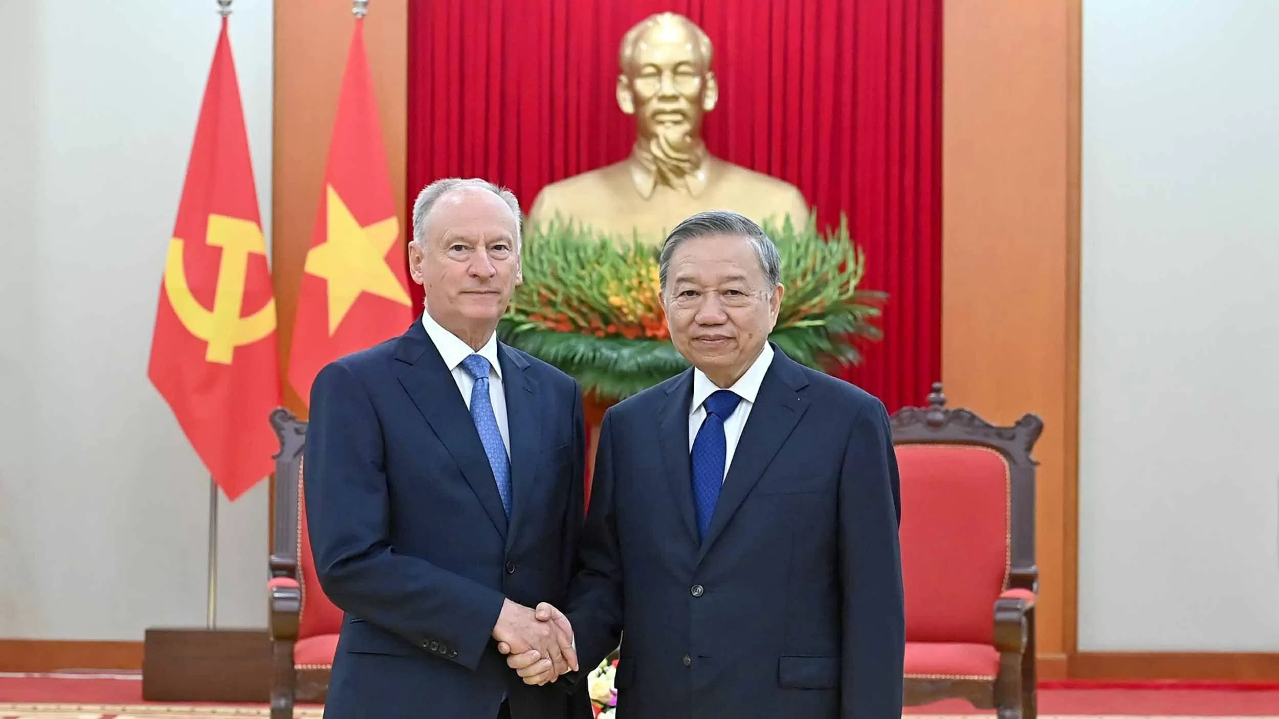 General Secretary To Lam receives Aide to the President of Russia and Chairman of the Maritime Board