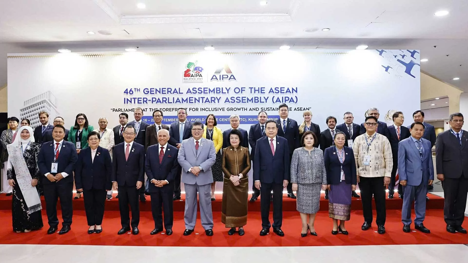Chủ tịch Hạ viện Malaysia, Chủ tịch AIPA-46 Tan Sri Dato’ Johari Bin Abdul; Chủ tịch Quốc hội Trần Thanh Mẫn cùng các Trưởng đoàn tham dự Đại hội đồng AIPA-46. (Nguồn: daibieunhandan.vn)