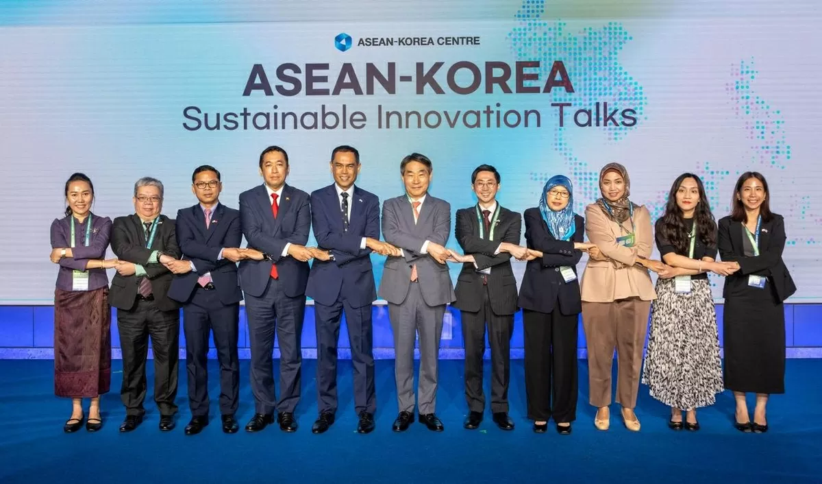 ASEAN-Korea Centre Secretary General Kim Jae-shin, center, poses with ASEAN ambassadors and diplomats during the ASEAN-Korea Sustainable Innovation Talks and Workshop in Seoul, Thursday. Photo courtesy of ASEAN-Korea Centre