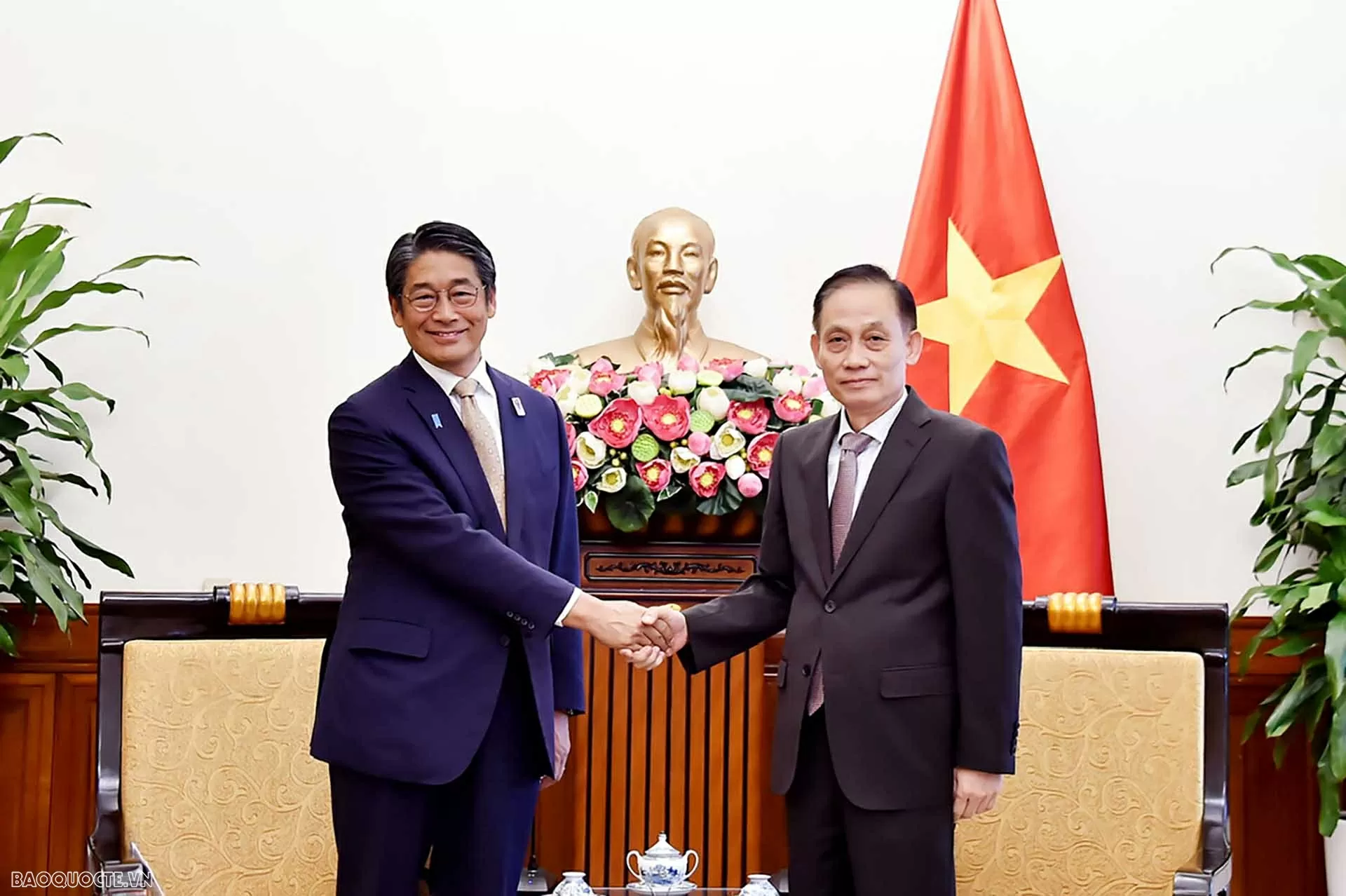 Acting Minister of Foreign Affairs Le Hoai Trung receives Japanese Ambassador Ito Naoki