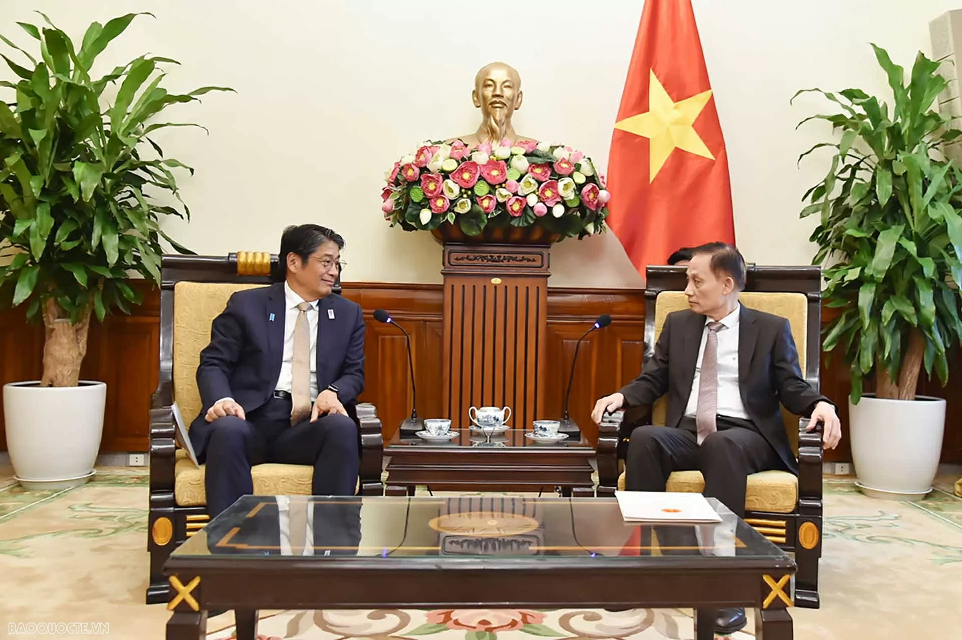 Acting Minister of Foreign Affairs Le Hoai Trung receives Japanese Ambassador Ito Naoki