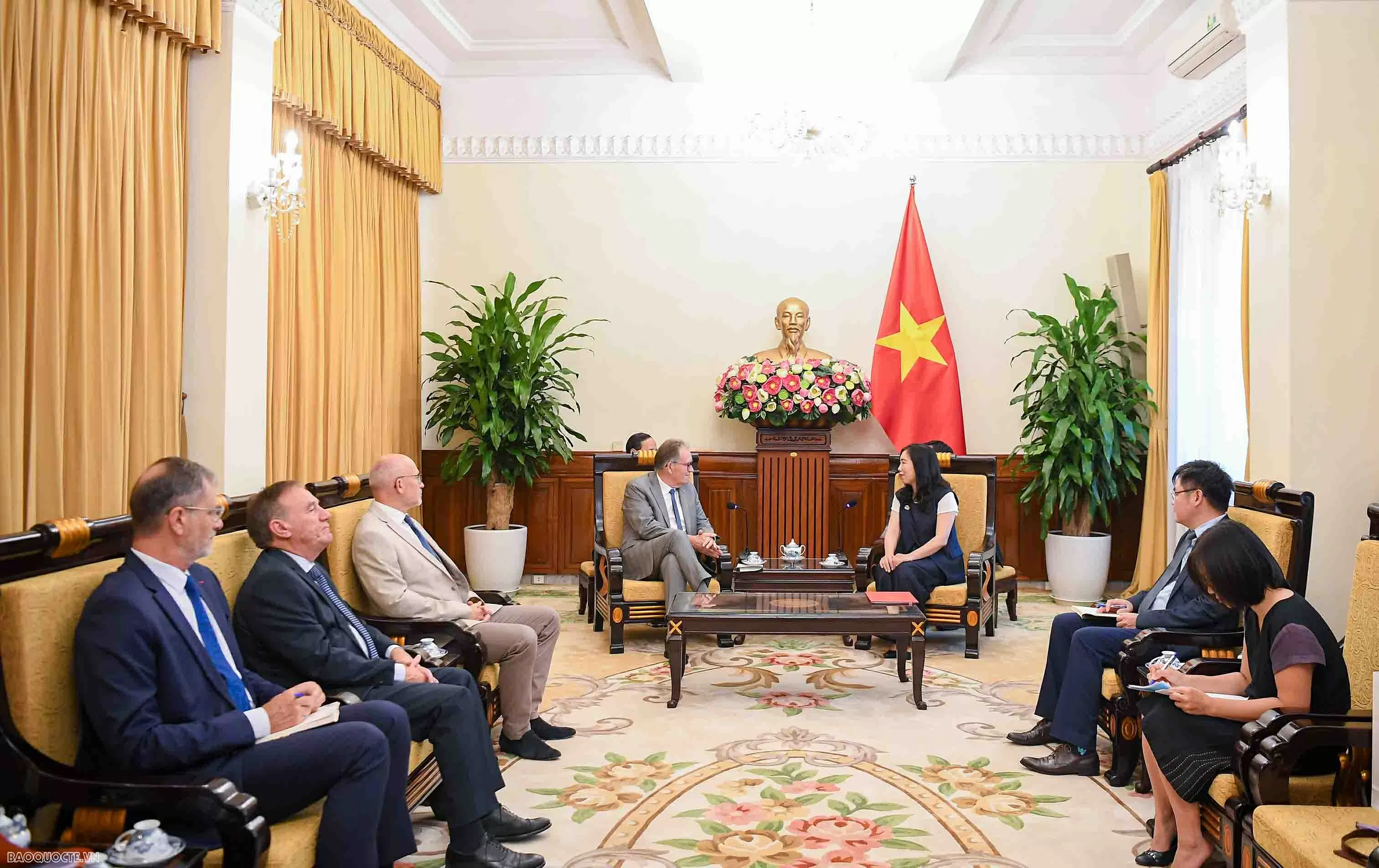 Deputy FM Le Thi Thu Hang meets with the French Senate’s France–Vietnam Friendship Parliamentary Group