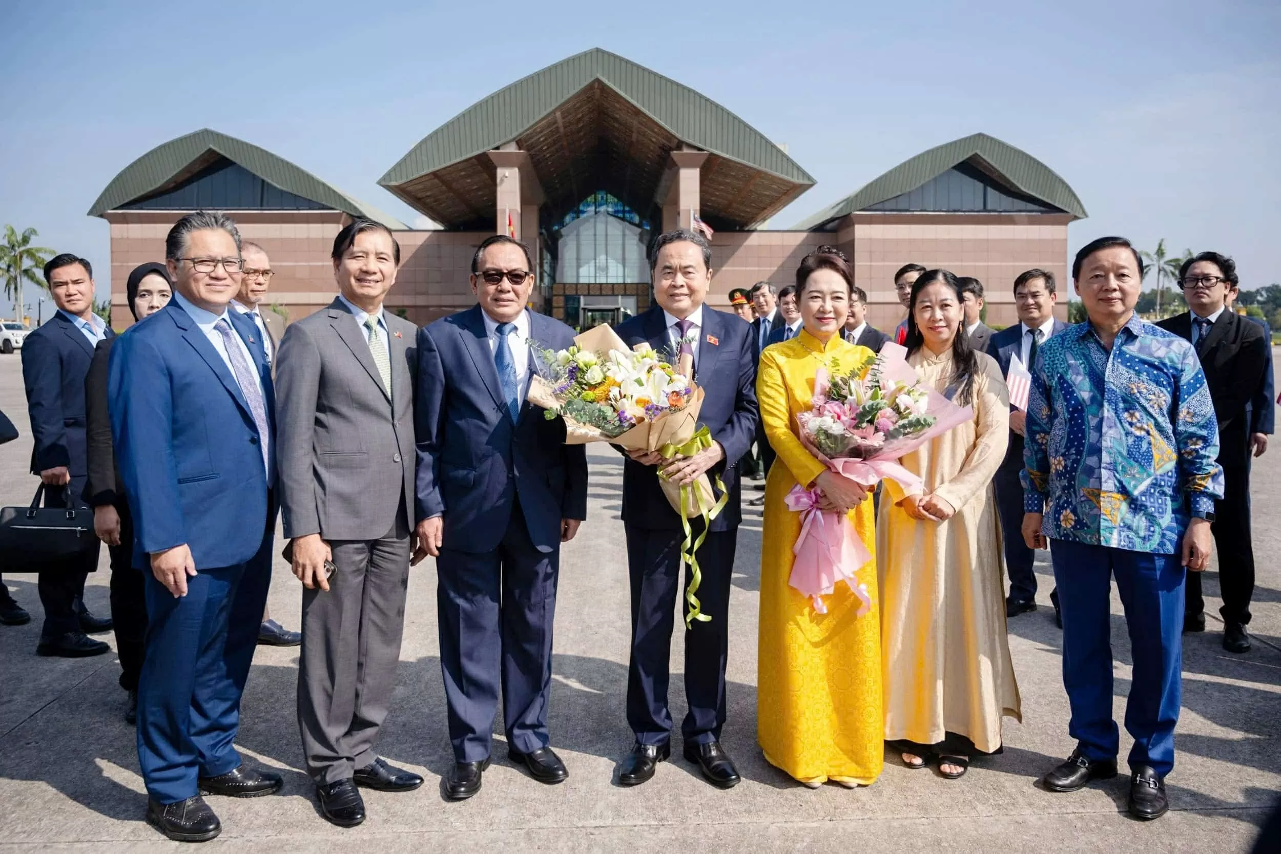 Chủ tịch Thượng viện Malaysia Dato’ Awang Bemee Awang Ali Basah và các đại biểu tiễn Chủ tịch Quốc hội Trần Thanh Mẫn cùng Phu nhân và Đoàn đại biểu cấp cao Việt Nam