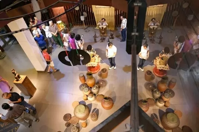 People visit an exhibition space at a creative design festival. (Photo: VNA)