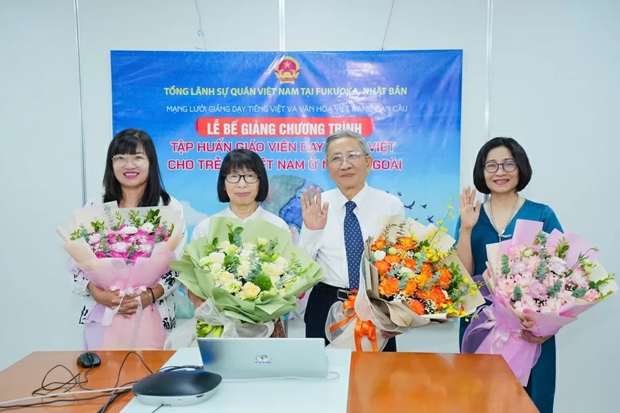 Closing ceremony of the training course 'Vietnamese teaching methods for Vietnamese children abroad' Closing ceremony of the training course 'Vietnamese teaching methods for Vietnamese children abroad'