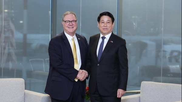 President Luong Cuong meets Washington State Lieutenant Governor Denny Heck
