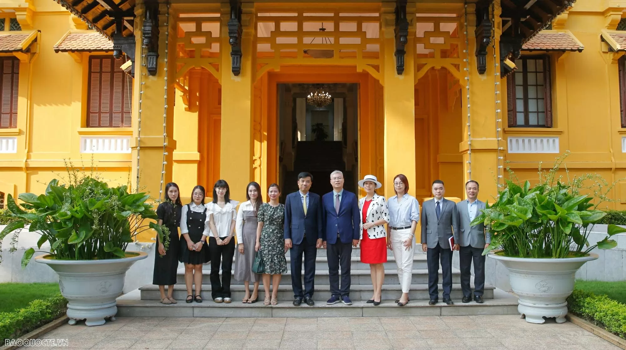 The World and Vietnam Report and China's Guangdong Radio and Television forge cooperation and information sharing