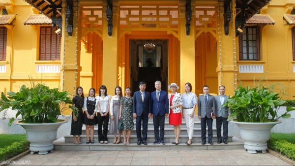 The World and Vietnam Report and China's Guangdong Radio and Television forge cooperation and information sharing