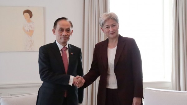 Acting Foreign Minister Le Hoai Trung meets Australian Foreign Minister Penny Wong