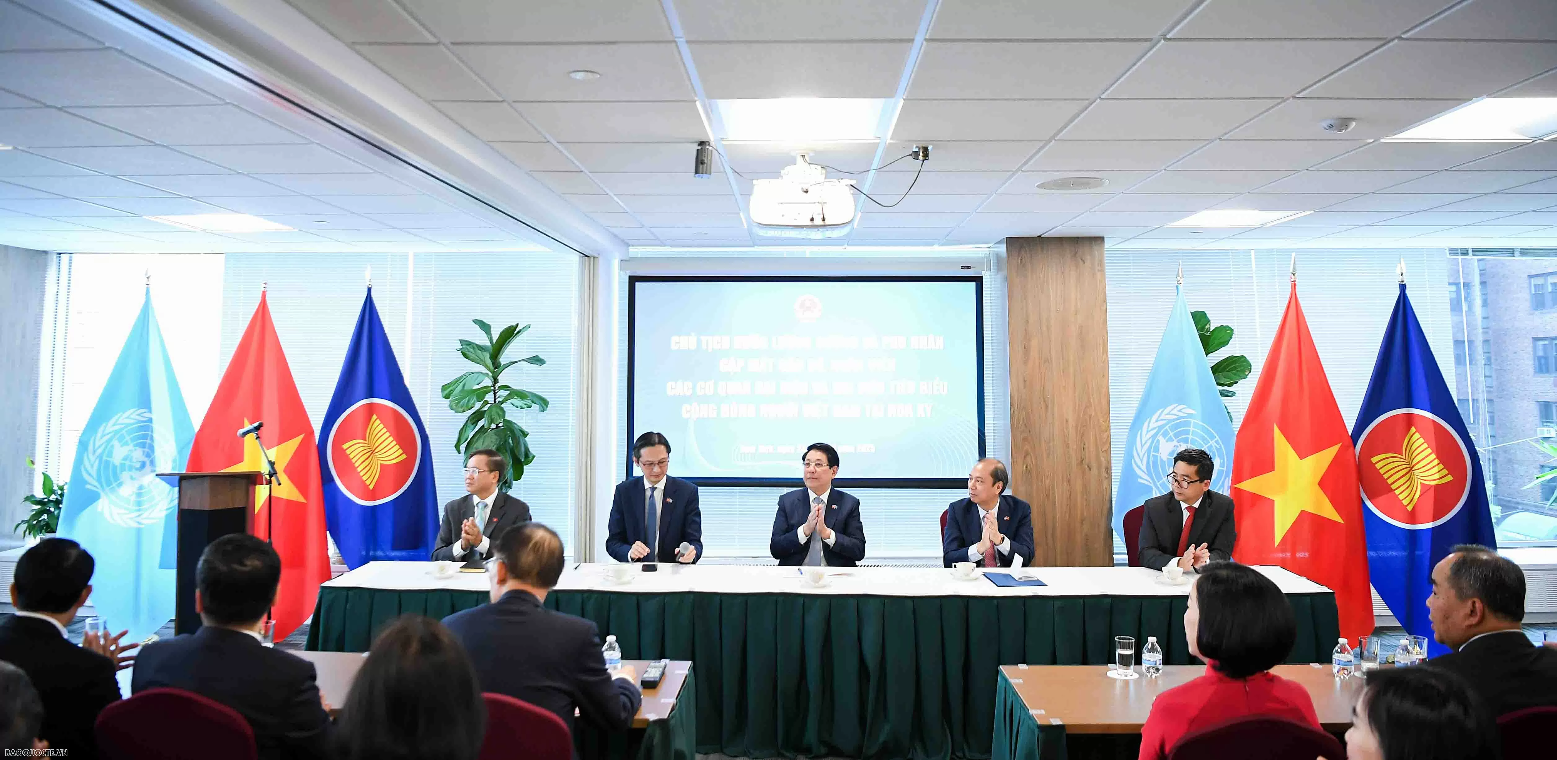 President Luong Cuong meets with representatives of Vietnamese missions, community in US