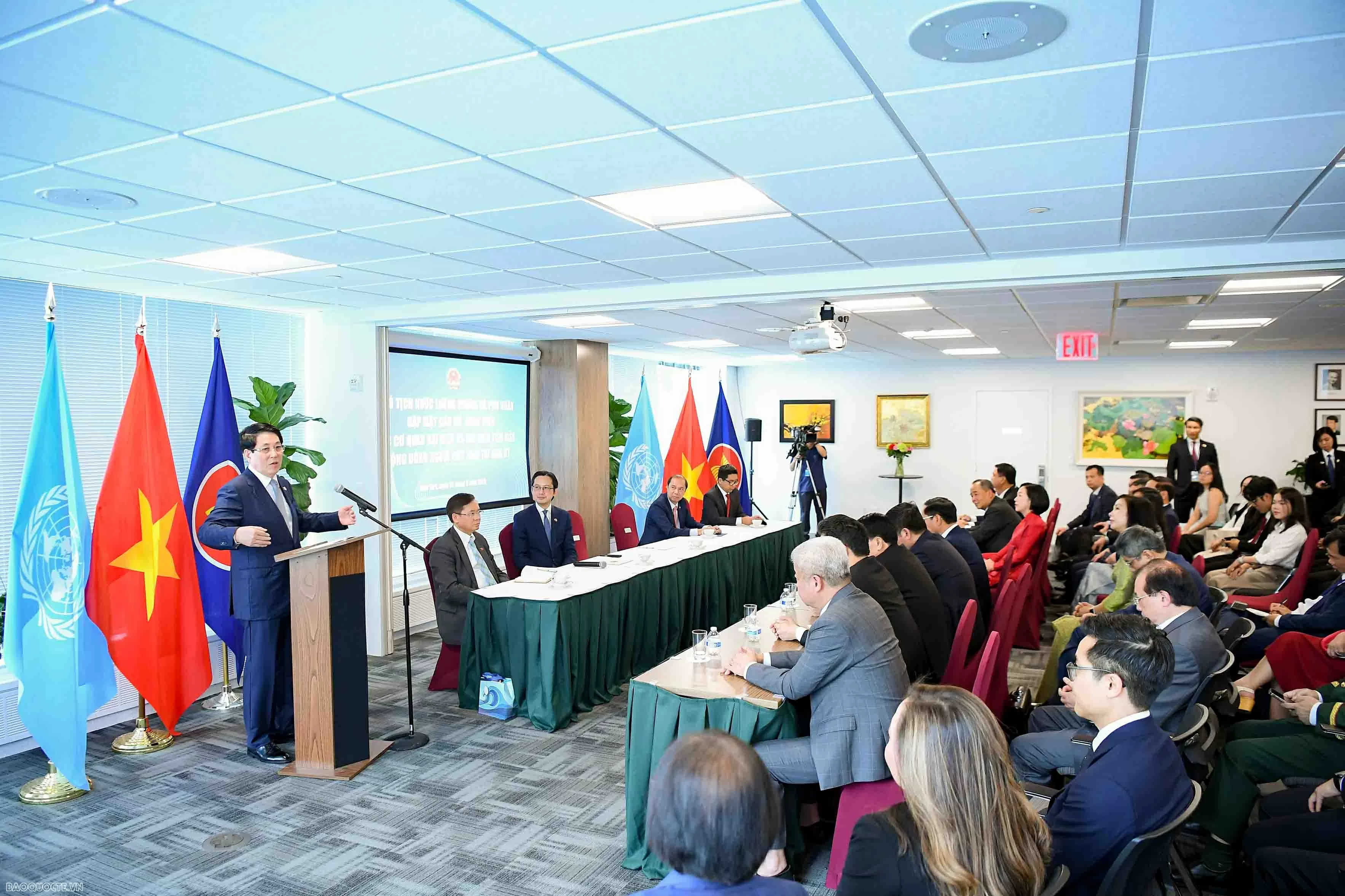 President Luong Cuong meets with representatives of Vietnamese missions, community in US