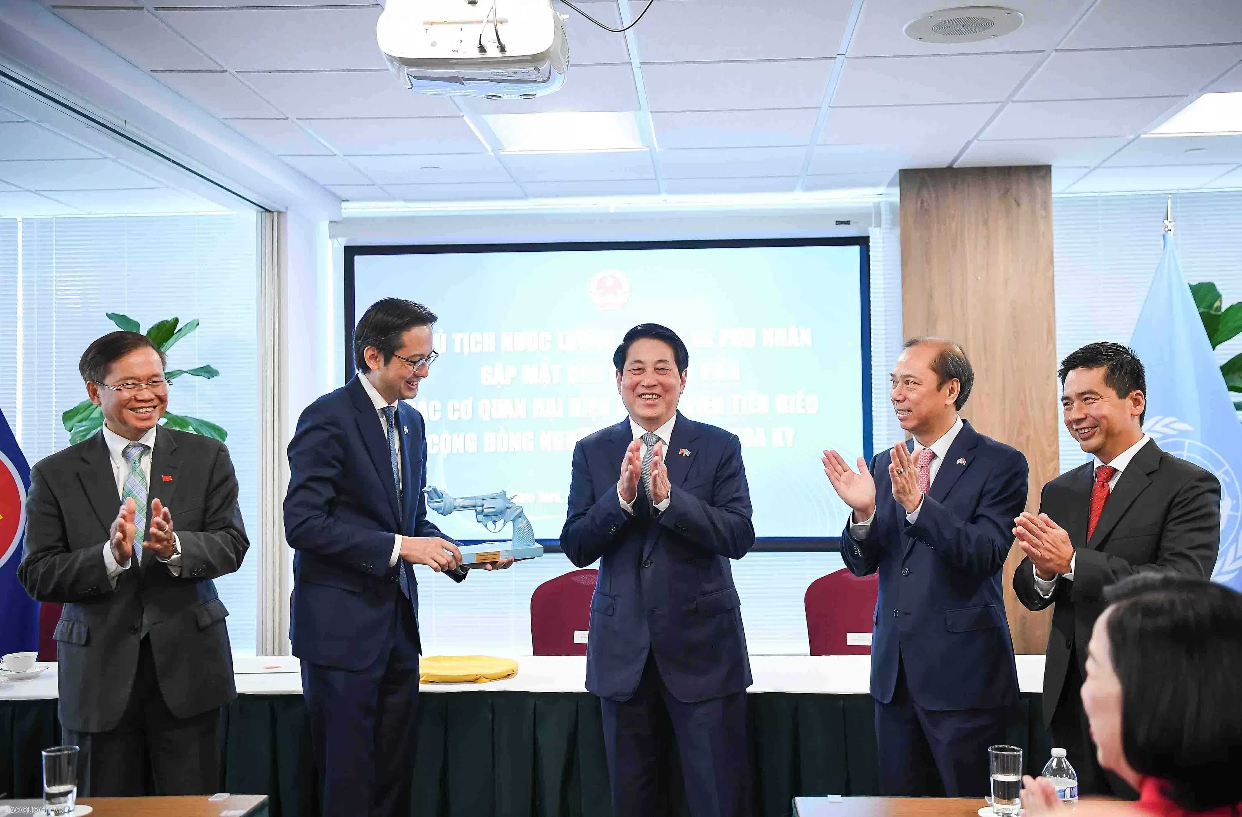 President Luong Cuong meets with representatives of Vietnamese missions, community in US