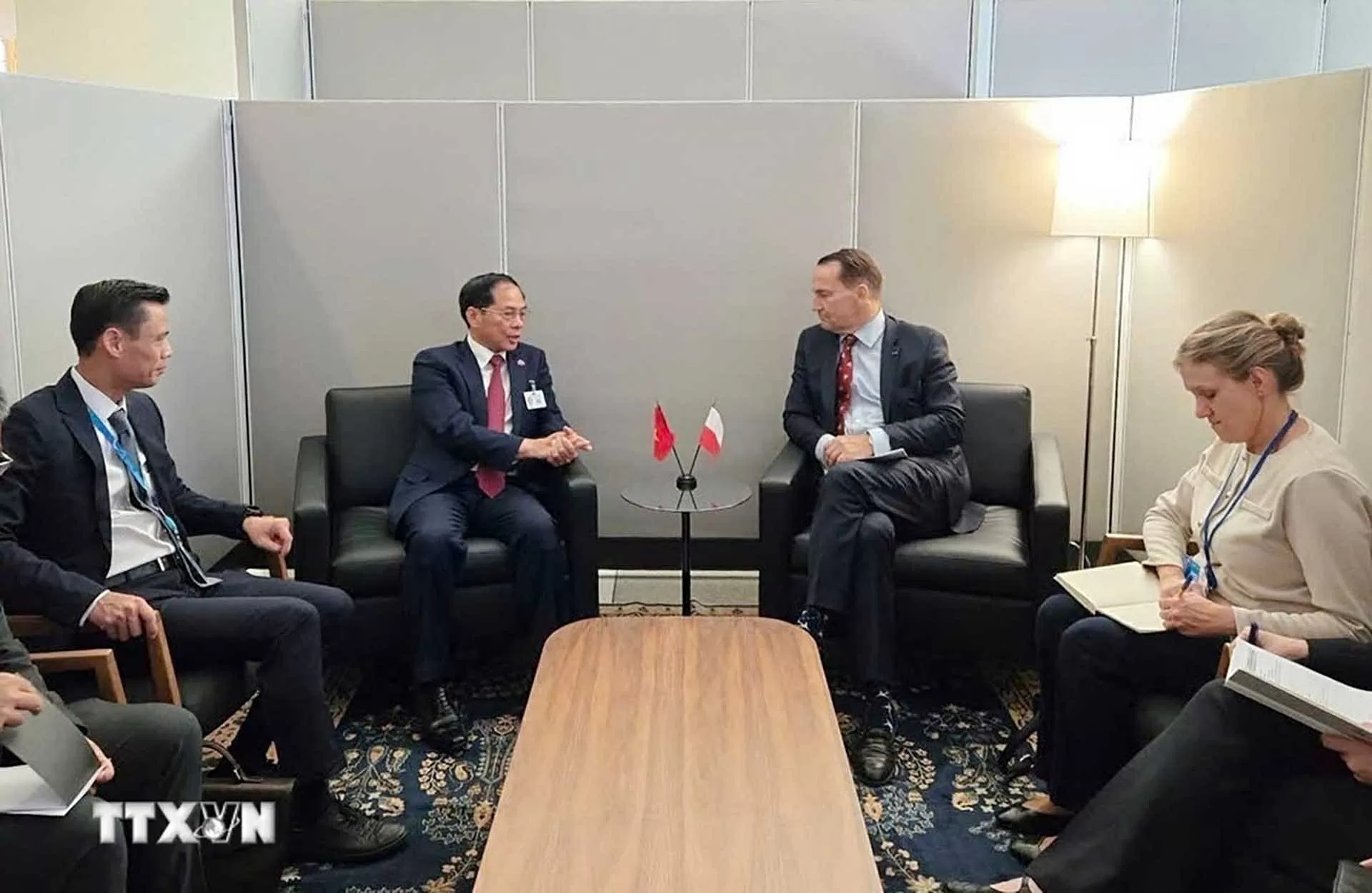 Deputy PM Bui Thanh Son and Polish Deputy PM, FM Radoslaw Sikorski meet in New York Deputy PM Bui Thanh Son and Polish Deputy PM, FM Radoslaw Sikorski meet in New York