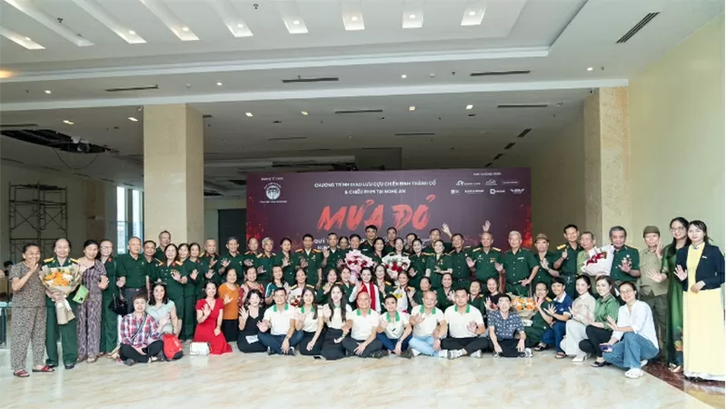 Organisers and guests take souvenir photos with the Veterans.