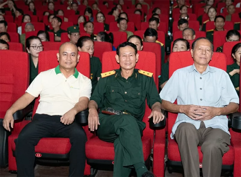 Mr. Nguyen Huu Lam (Outside left) – Representative of the SUNSHINE GLOBAL Golden Heart Fund in Nghe An.