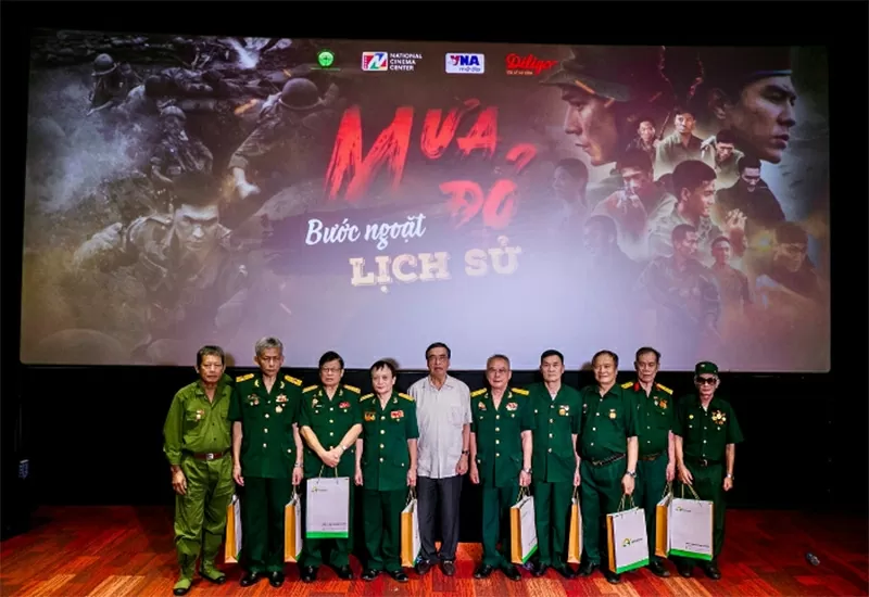 Nguyen Phu Binh – President of the Vietnamese Association abroad (Representative of the SUNSHINE GLOBAL Golden Panels Foundation) present gifts to the ancient.