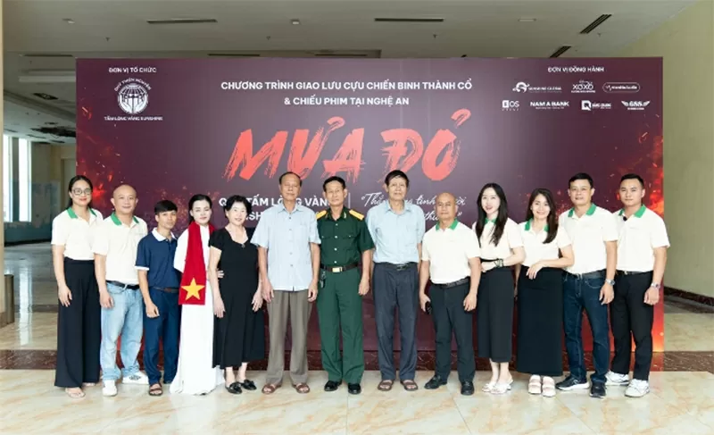 Organisers of the SUNSHINE GLOBAL Golden Panels Fund in Nghe An and Veterans.