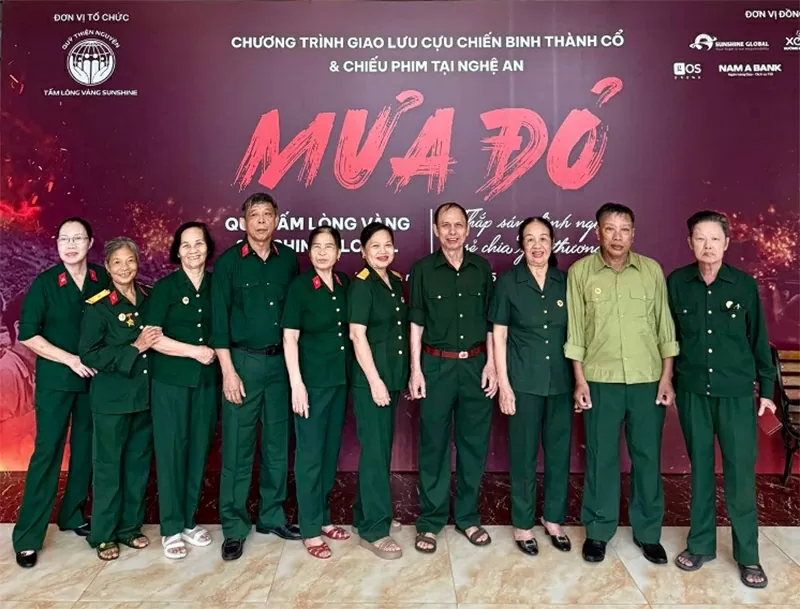 Veterans at the movie screening “Red Rain” in Nghe An.