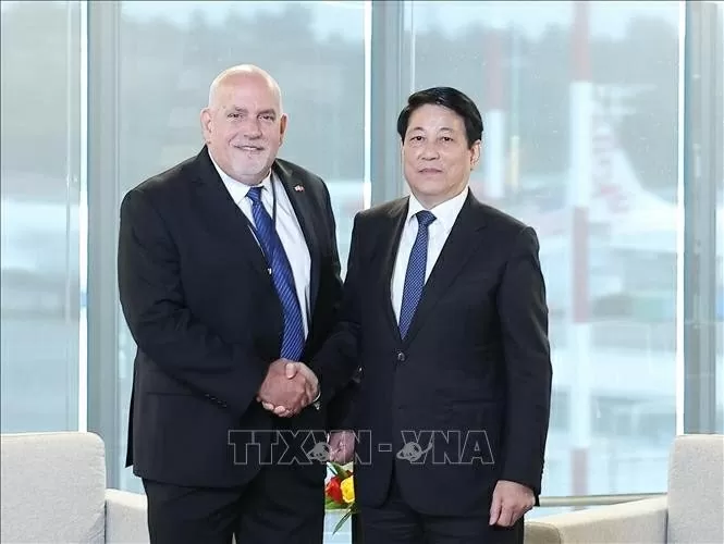 President Luong Cuong meets Costco CEO in Seattle