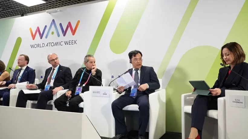 Professor and Academician Le Truong Giang (second from right) at the international forum World Atom Week 2025 in Moscow (Photo: VNA)