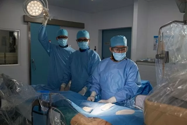Dr Ho Minh Tuan performs the cardiac catheterisation procedure on the patient. (Photo courtesy of the hospital) Dr Ho Minh Tuan performs the cardiac catheterisation procedure on the patient. (Photo courtesy of the hospital)