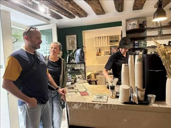 French customers visit “PHIN MI” to savour coffee rich in Vietnamese flavour. (Photo: VNA) French customers visit “PHIN MI” to savour coffee rich in Vietnamese flavour. (Photo: VNA)