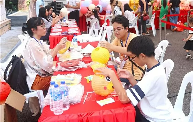 Vietnamese Community celebrates Mid-Autumn Festival in Singapore Vietnamese Community celebrates Mid-Autumn Festival in Singapore