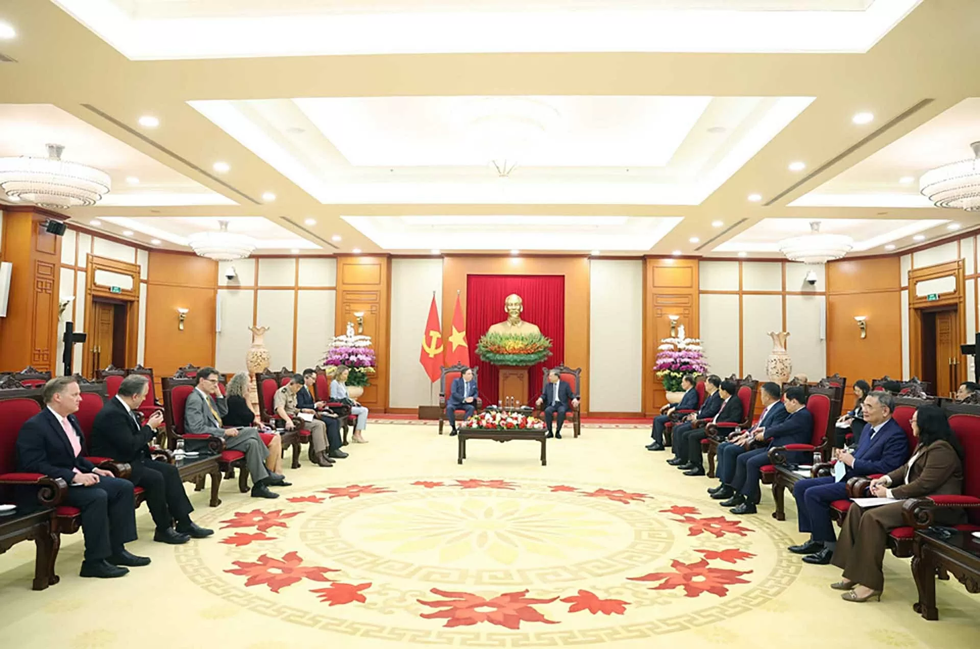 Party General Secretary To Lam welcomes U.S. Ambassador Marc Knapper