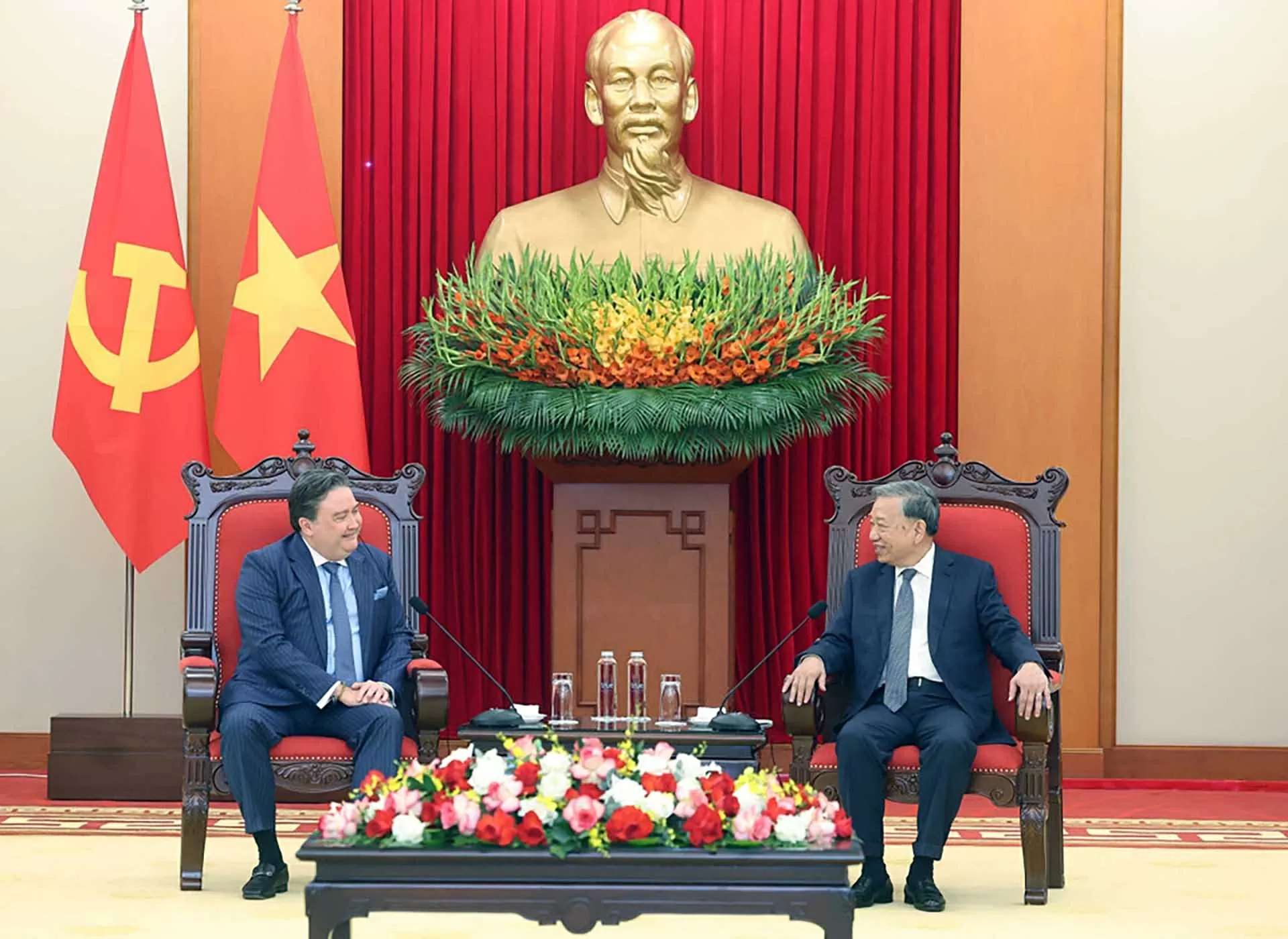 Party General Secretary To Lam welcomes U.S. Ambassador Marc Knapper