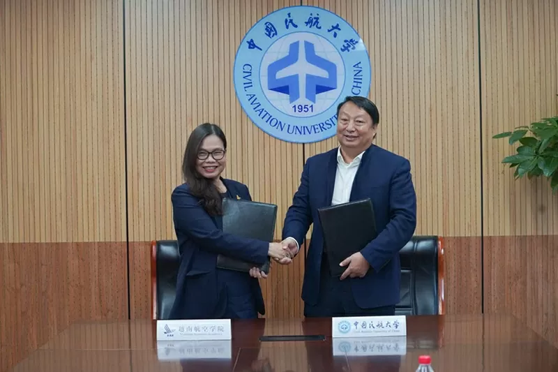 Vietnam Aviation Academy and Civil Aviation University of China signed a strategic cooperation agreement