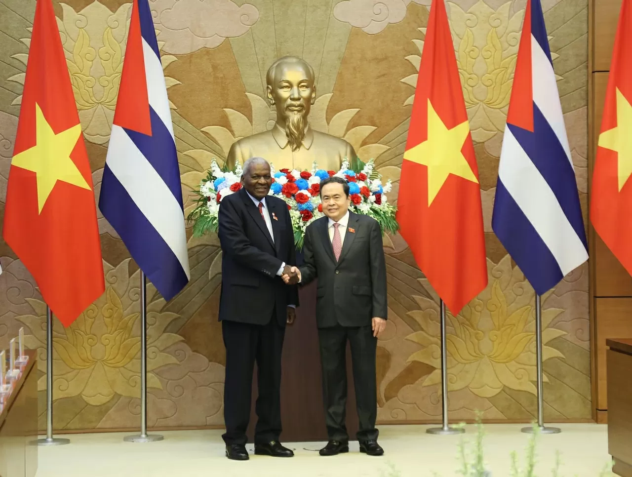 Welcome ceremony held for Cuban National Assembly President Esteban Lazo Hernández