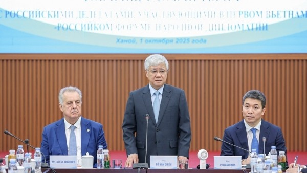 VFF President Do Van Chien welcomes Russian delegation to first Vietnam-Russia People's Forum