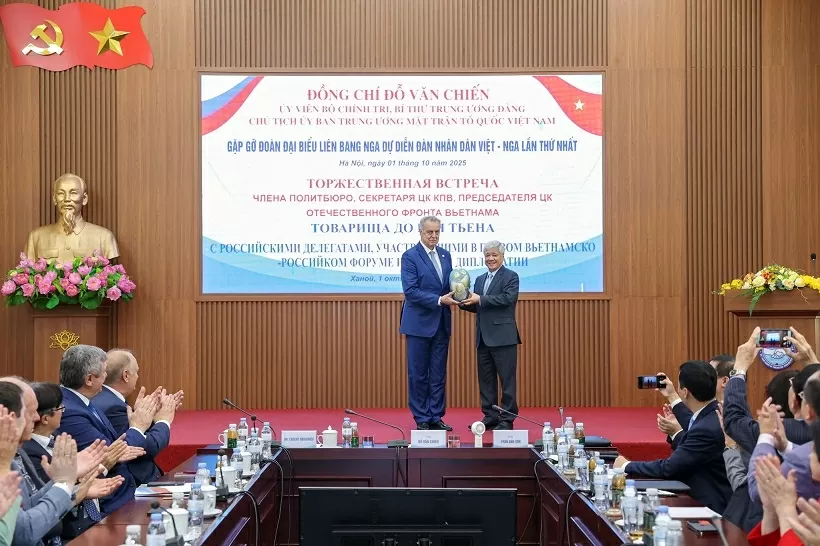 VFF President Do Van Chien welcomes Russian delegation to first Vietnam-Russia People's Forum