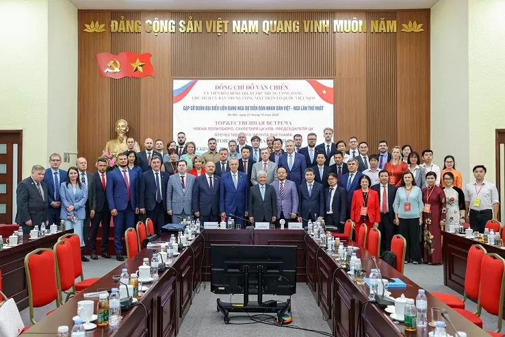 VFF President Do Van Chien welcomes Russian delegation to first Vietnam-Russia People's Forum