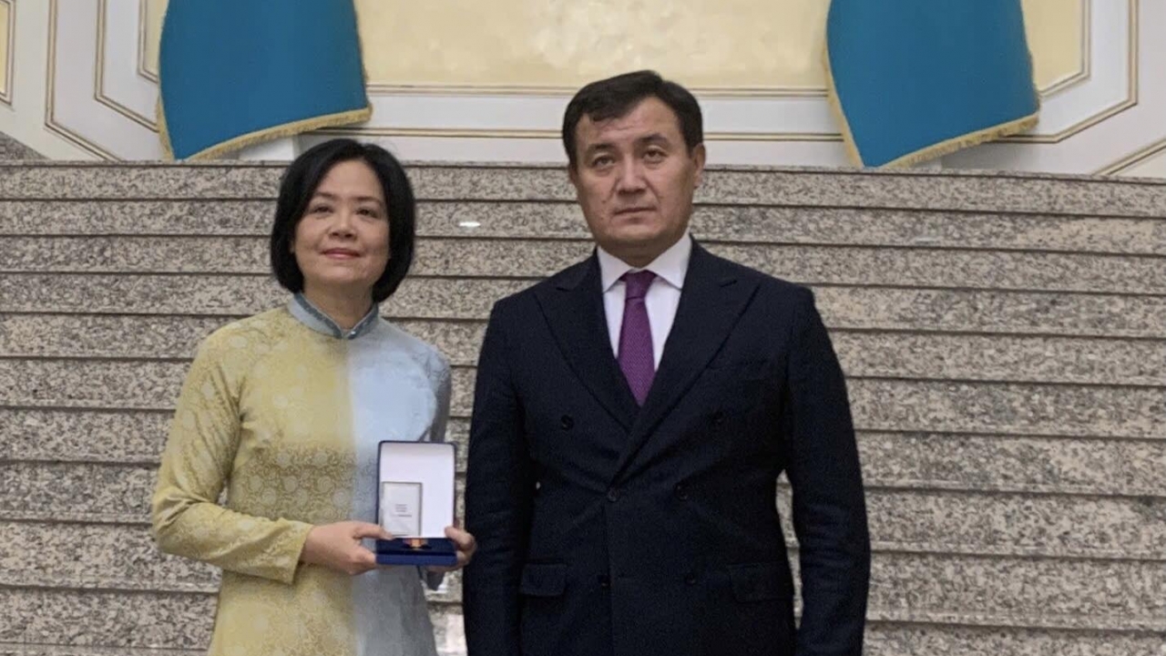 Ambassador Pham Thai Nhu Mai awarded the Dostyk Order of Friendship by the State of Kazakhstan