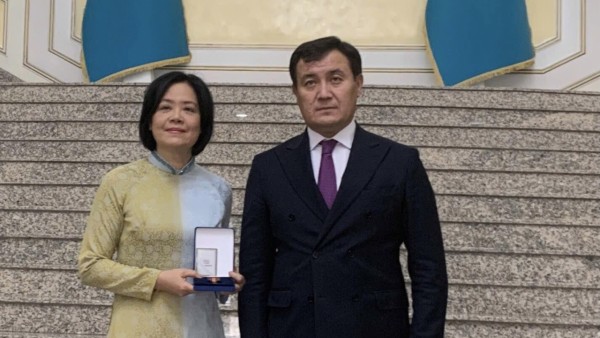 Ambassador Pham Thai Nhu Mai awarded the Dostyk Order of Friendship by the State of Kazakhstan