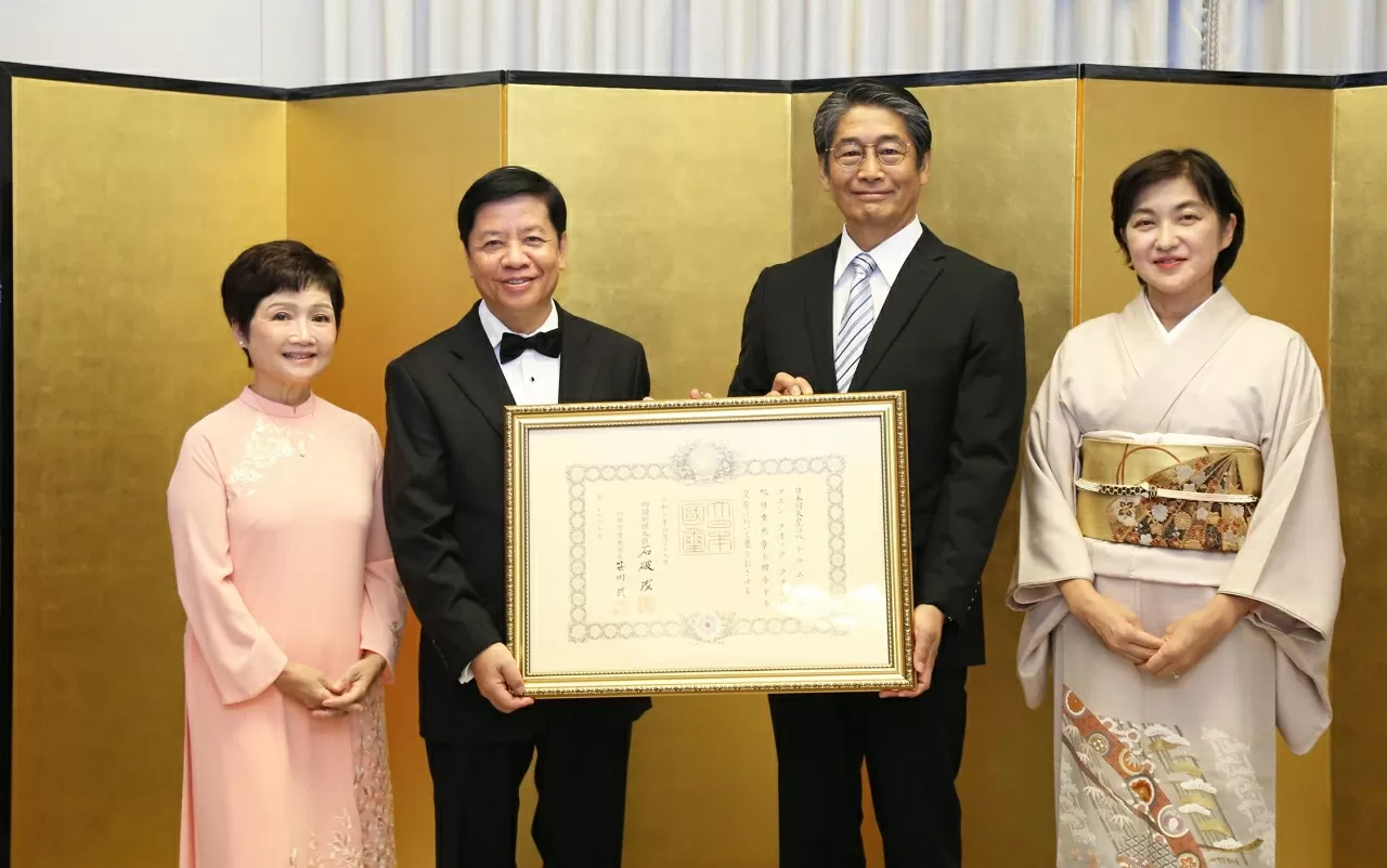 Former Deputy FM, Ambassador Nguyen Quoc Cuong awarded Japan’s Order of the Rising Sun Former Deputy FM, Ambassador Nguyen Quoc Cuong awarded Japan’s Order of the Rising Sun
