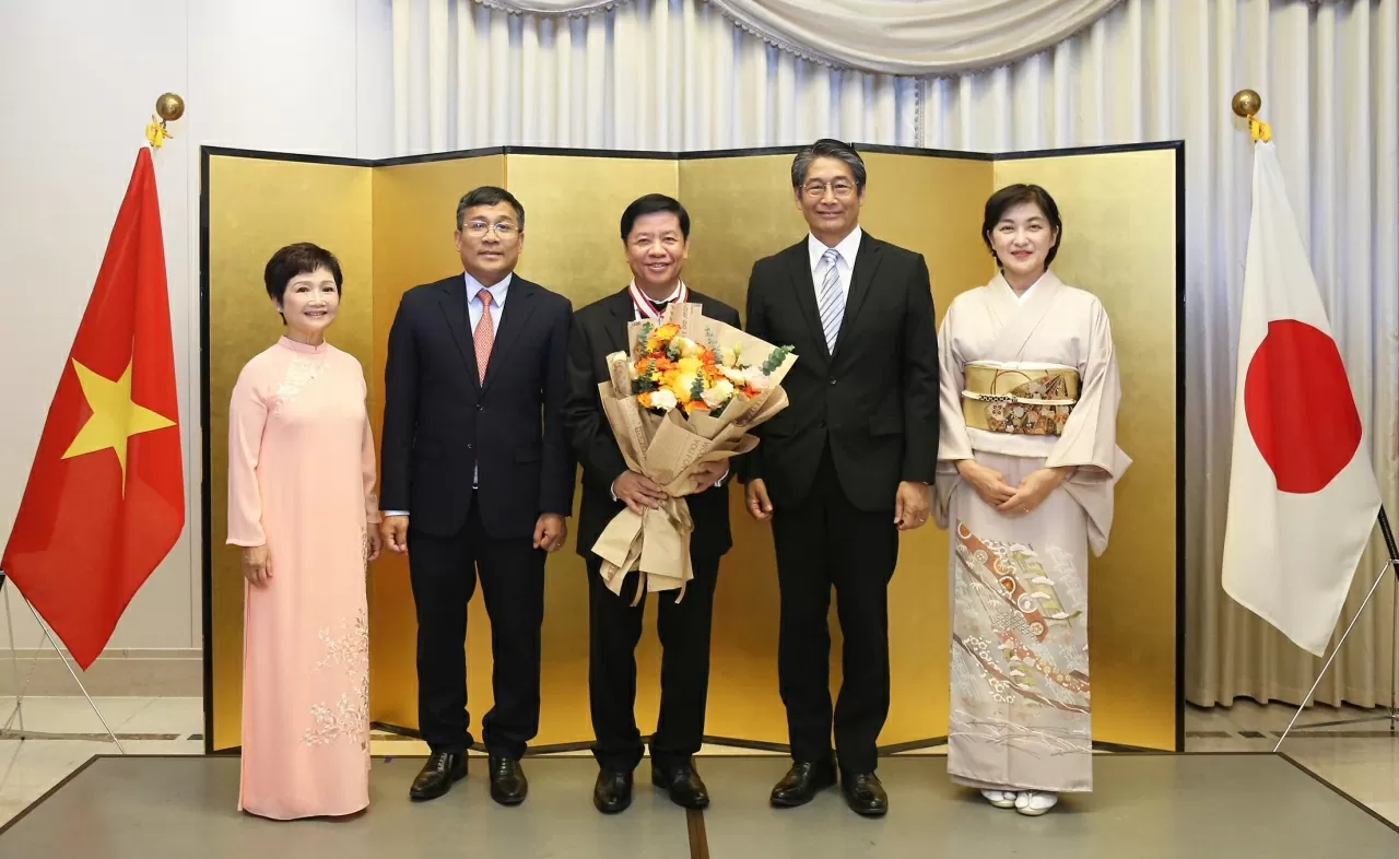 Former Deputy FM, Ambassador Nguyen Quoc Cuong awarded Japan’s Order of the Rising Sun Former Deputy FM, Ambassador Nguyen Quoc Cuong awarded Japan’s Order of the Rising Sun