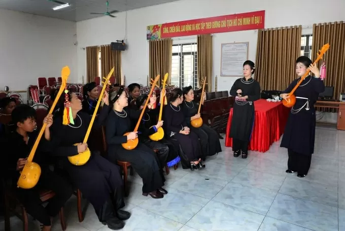 Members of the Luc Ngan Then singing and dan tinh (a traditional stringed instrument) club in Luc Ngan commune, Bac Ninh province, gather every Sunday afternoon (Photo: VNA)