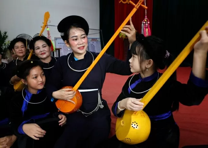 Children learn Then singing and dan tinh (a traditional stringed instrument) at the Then singing and dan tinh club in Luc Ngan commune, Bac Ninh province (Photo: VNA)