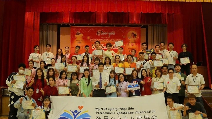 Award ceremony for the photo contest 'Moments of kids learning Vietnamese' in Japan