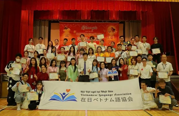 Award ceremony for the photo contest 'Moments of kids learning Vietnamese' in Japan