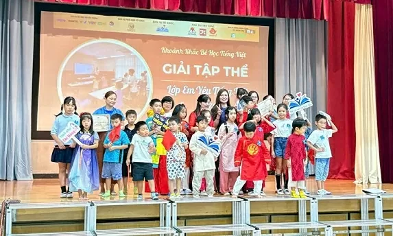 Award ceremony for the photo contest 'Moments of kids learning Vietnamese' in Japan